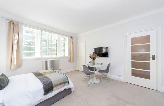 Beautifully Presented Centrally Located Studio apt - Photo 12
