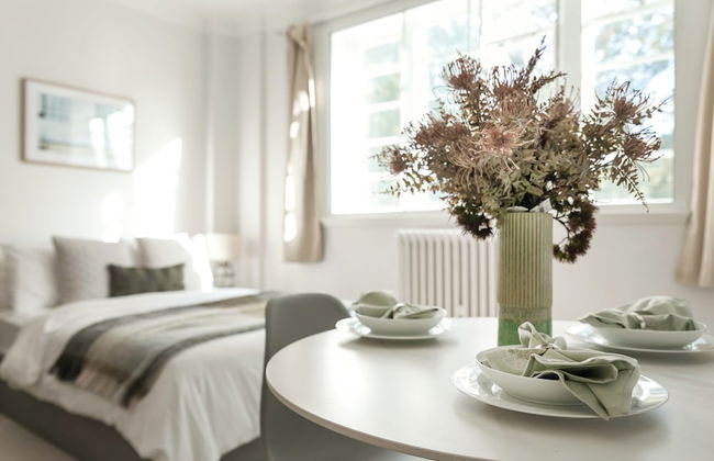 Beautifully Presented Centrally Located Studio apt - Photo 4