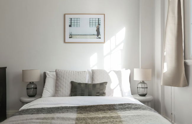 Beautifully Presented Centrally Located Studio apt - Photo 9