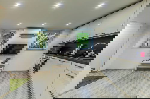 Photo 14 - Venus Apartments - Broadway II