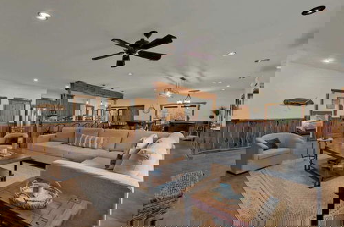 Photo 17 - Oakridge Ranch: Pool + Hot-tub, Pickleball Court, Whiskey & Wine Room