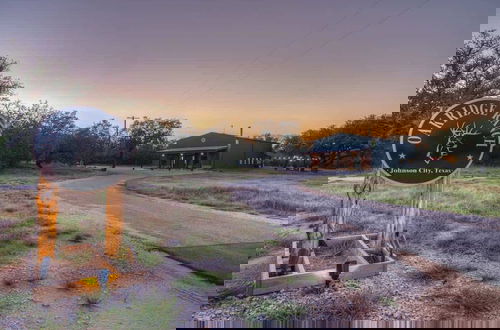 Photo 65 - Oakridge Ranch: Pool + Hot-tub, Pickleball Court, Whiskey & Wine Room