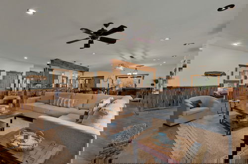 Foto 15 - Oakridge Ranch: Pool + Hot-tub, Pickleball Court, Whiskey & Wine Room