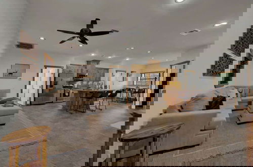 Photo 16 - Oakridge Ranch: Pool + Hot-tub, Pickleball Court, Whiskey & Wine Room