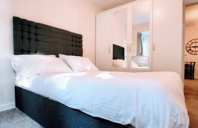 Camberley - 1-bed Annex - Sleeps 2 - Garden - Photo 2