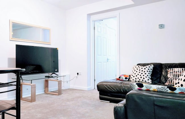 Camberley - 1-bed Annex - Sleeps 2 - Garden - Photo 1