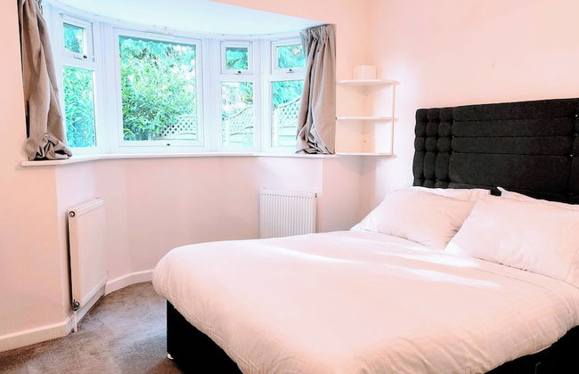 Camberley - 1-bed Annex - Sleeps 2 - Garden - Photo 3