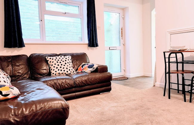 Camberley - 1-bed Annex - Sleeps 2 - Garden - Photo 7