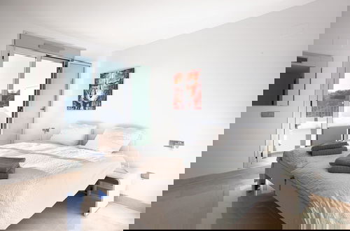 Foto 3 - Modern Apartment With Balcony