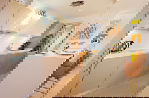 Foto 5 - Modern Apartment With Balcony