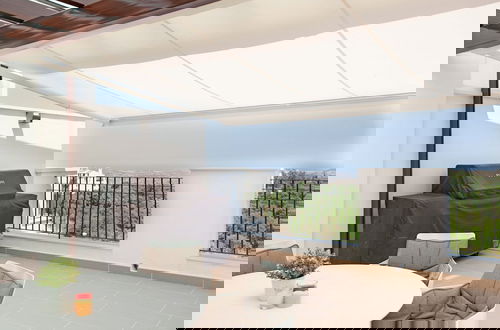 Foto 15 - Modern Apartment With Balcony