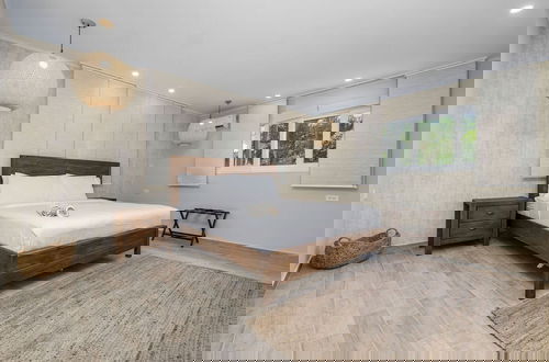Foto 10 - New 5 Bedroom Private Pool Near Superfood
