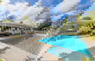 Foto 2 - New 5 Bedroom Private Pool Near Superfood