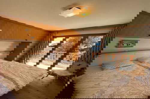 Foto 4 - Apartment With Free Shuttle