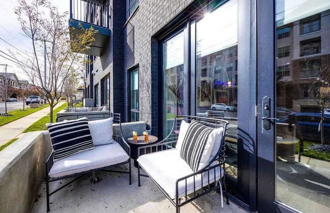 2 Modern Apartments in Heart of Midtown, Walkable Location Patio, Pool & Gym - Photo 2