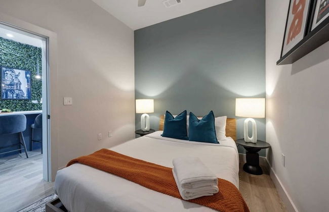 2 Modern Apartments in Heart of Midtown, Walkable Location Patio, Pool & Gym - Photo 18