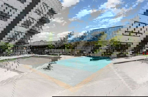 Foto 6 - Nash Landing by Avantstay Heart of Midtown + Nashville Patio
