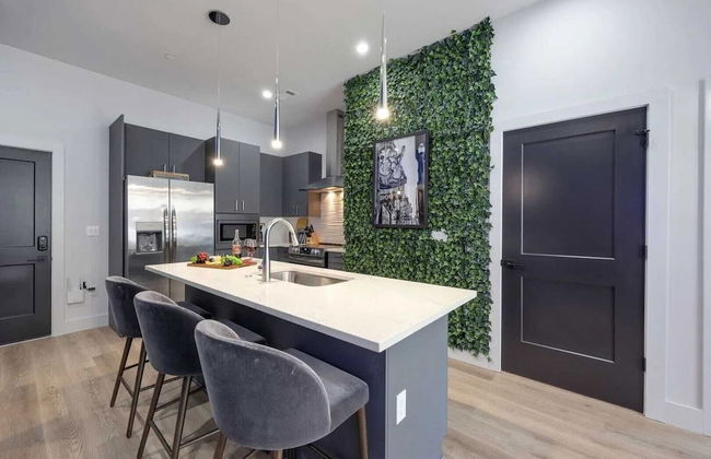 2 Modern Apartments in Heart of Midtown, Walkable Location Patio, Pool & Gym - Photo 4
