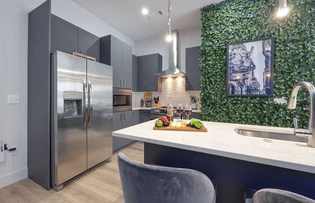 2 Modern Apartments in Heart of Midtown, Walkable Location Patio, Pool & Gym - Photo 10