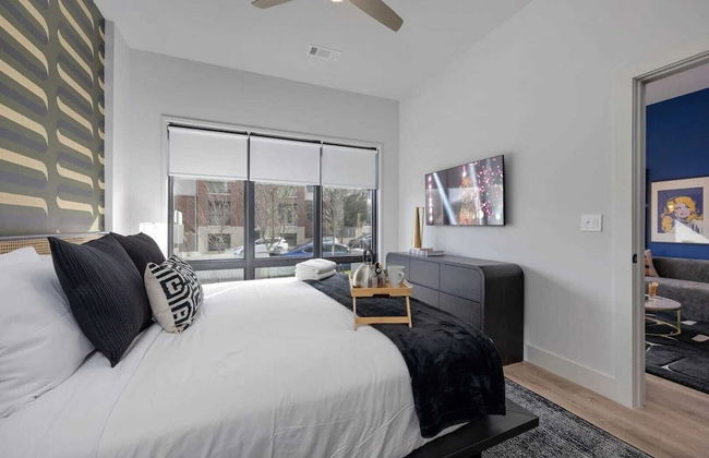2 Modern Apartments in Heart of Midtown, Walkable Location Patio, Pool & Gym - Photo 14