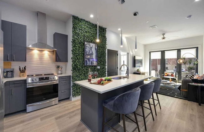 2 Modern Apartments in Heart of Midtown, Walkable Location Patio, Pool & Gym - Photo 9
