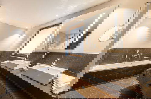 Foto 7 - Spacious Apartment With Swimming Pool