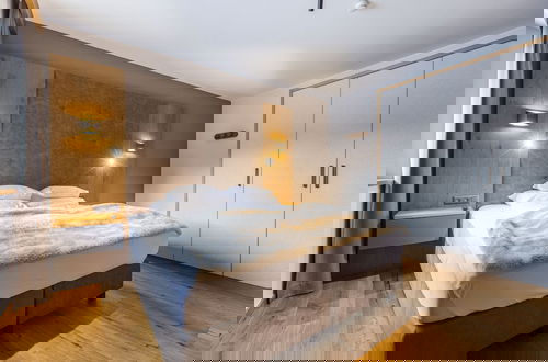 Foto 2 - Spacious Apartment With Swimming Pool