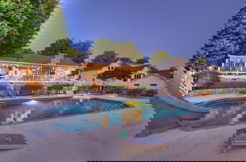 Foto 12 - Sip Sip Away by Avantstay Pool Hot Tub