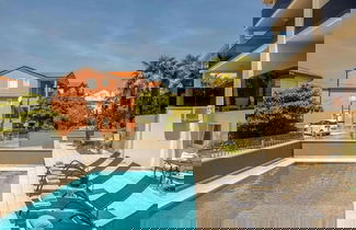 Foto 1 - Comfortable Home With Swimming Pool