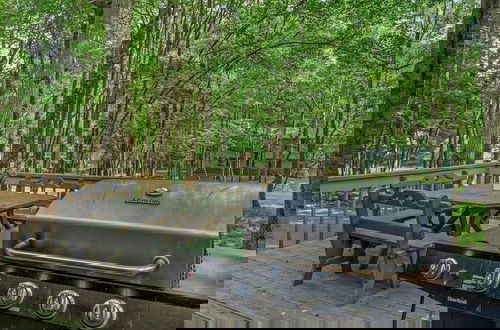 Foto 5 - Hygge Home by Avantstay Deck for Outdoor Living Fire Pit Game Table