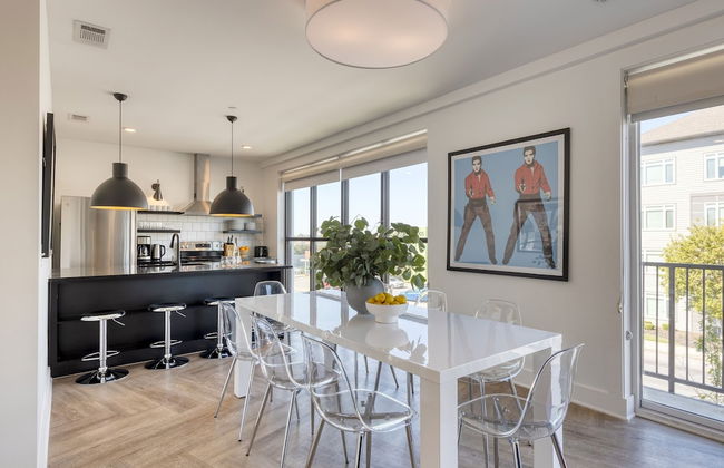 The Carter 201 by Avantstay 4BR Balcony - Photo 6