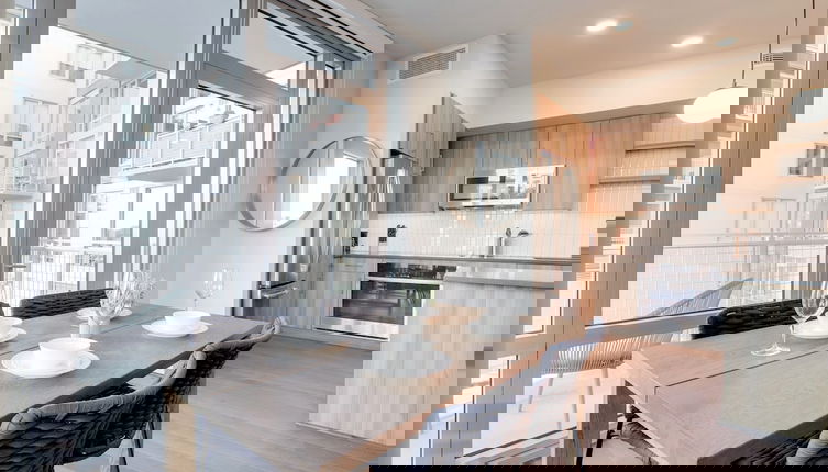 Foto 1 - Stylish Apartment Steps from the Metro