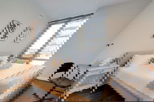 Foto 9 - Stylish Apartment Steps from the Metro