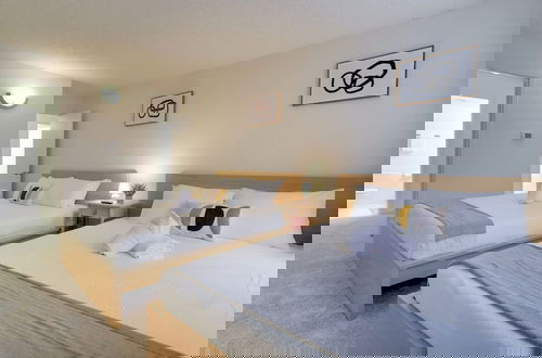 Photo 4 - Modern 2BR Apt in Crystal City near D.C.