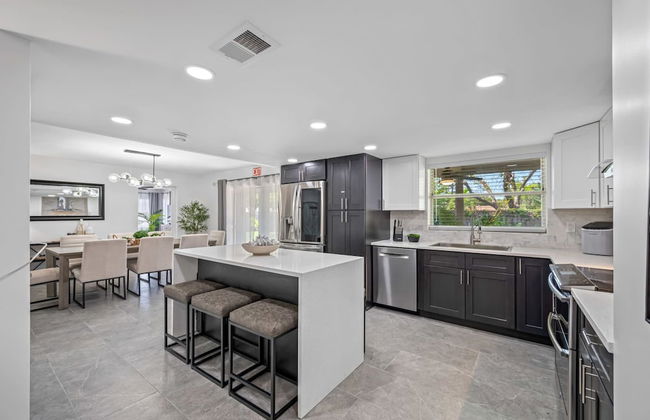 Luxury Retreat: Pool, Games, Basketball & More! - Foto 15