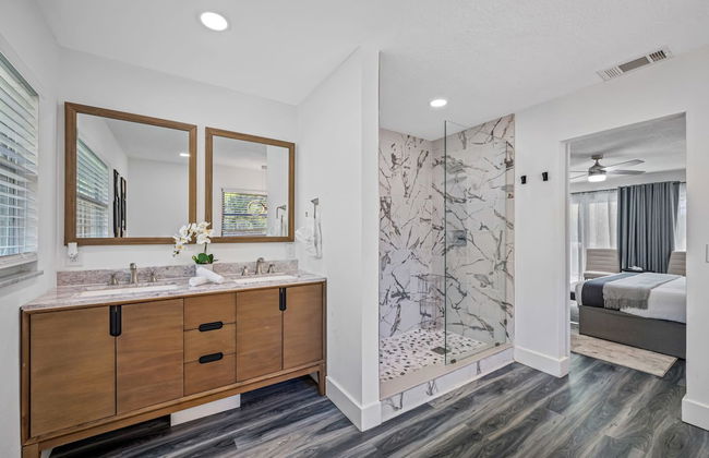 Luxury Retreat: Pool, Games, Basketball & More! - Photo 5