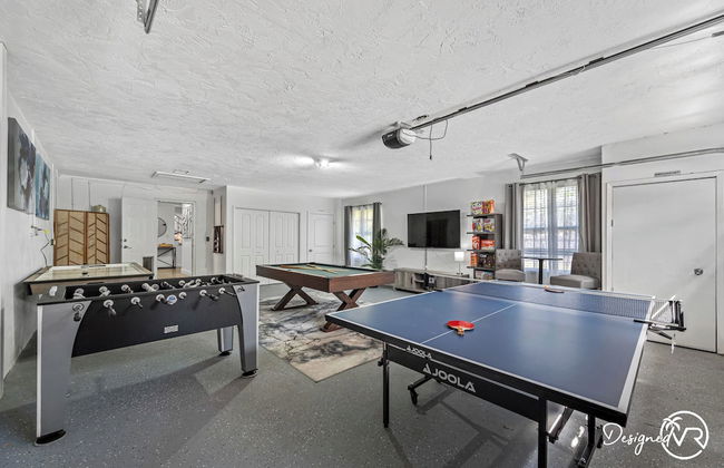 Luxury Retreat: Pool, Games, Basketball & More! - Photo 10