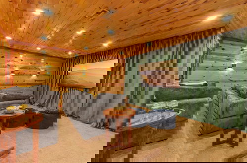 Foto 16 - Boulder Ridge Cabin Indoor Pool Home Theater and Games Newly Redesigned