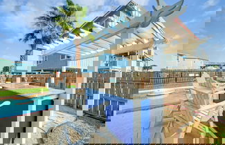 Foto 2 - Walk to Sandfest & Beach, Private Pool, Deck Leave of Absence by Avantstay