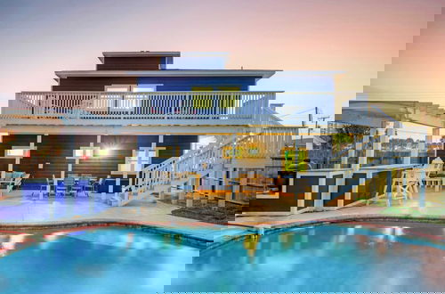Foto 1 - Walk to Sandfest & Beach, Private Pool, Deck Leave of Absence by Avantstay