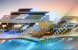 Foto 1 - Luxe Coastal Stay w/ Private Pool, Walk to Beach Leave of Absence by Avantstay