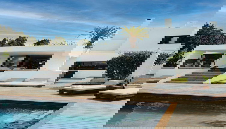 Foto 1 - Luxurious Villa With Bright Terrace