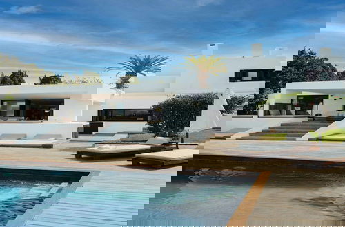 Foto 1 - Luxurious Villa With Bright Terrace