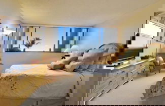 Foto 2 - End Unit With Ocean Views And Juliet Balcony. 2 Bedroom Condo by RedAwning