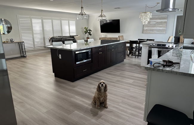 Luxury Waterfront Home Minutes from the Beach by RedAwning - Foto 31