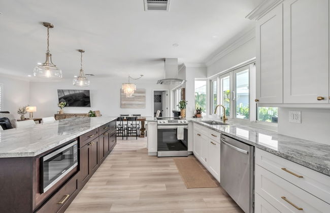 Luxury Waterfront Home Minutes from the Beach by RedAwning - Foto 6