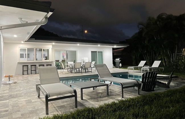 Luxury Waterfront Home Minutes from the Beach by RedAwning - Foto 34