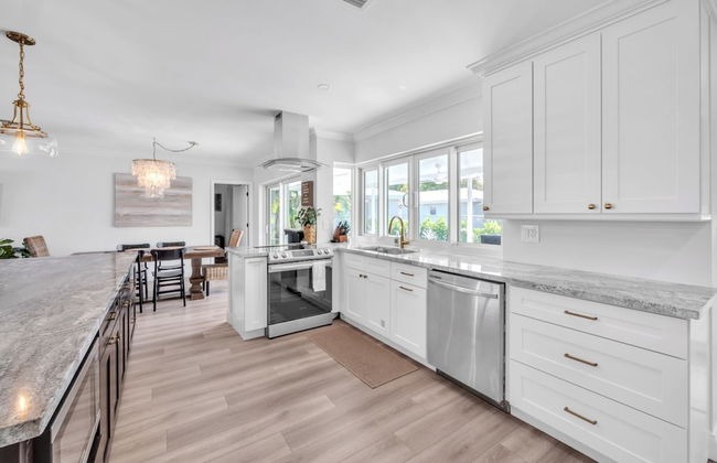 Luxury Waterfront Home Minutes from the Beach by RedAwning - Foto 8