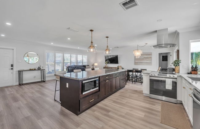 Luxury Waterfront Home Minutes from the Beach by RedAwning - Foto 7