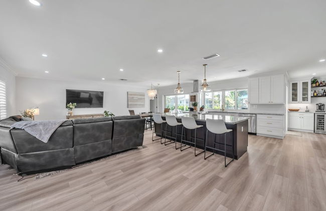 Luxury Waterfront Home Minutes from the Beach by RedAwning - Foto 11